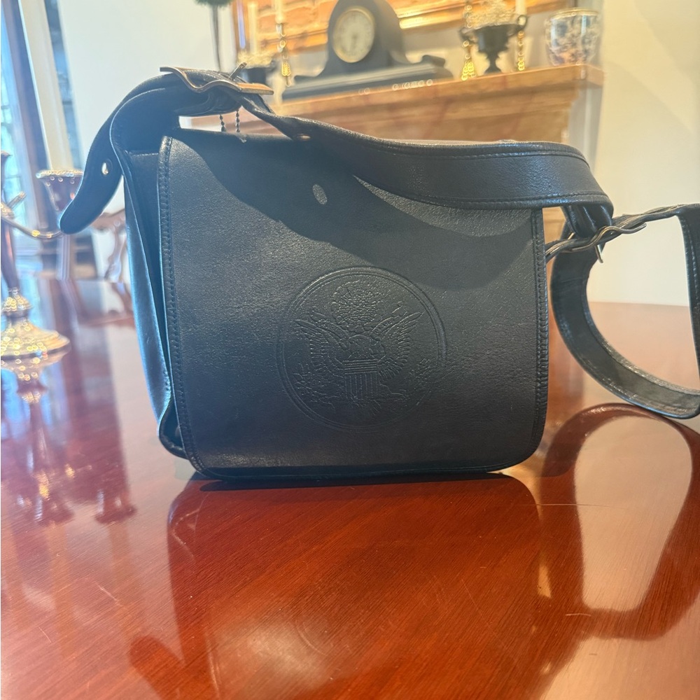 Authentic vintage Pre-creed Coach Federal Seal bag in very good condition - Picture 3 of 8